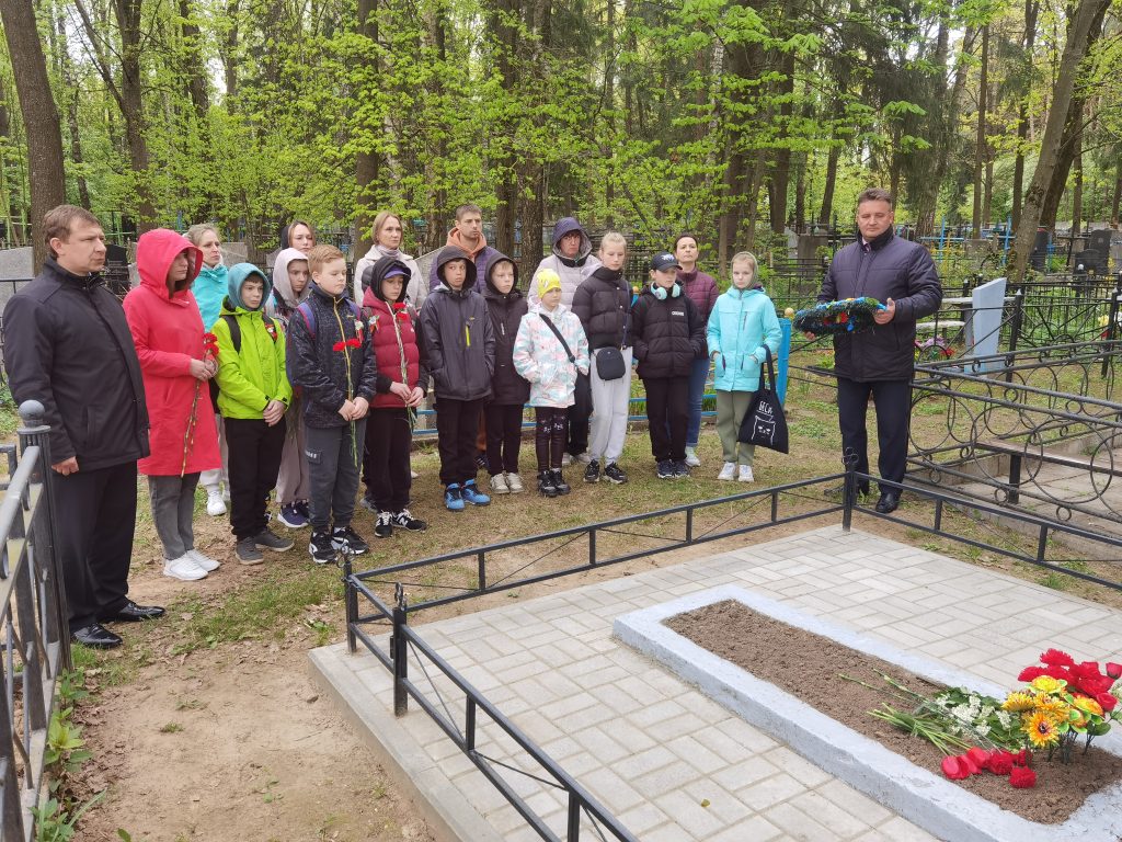 РАБОТНИКИ И УЧАЩИЕСЯ УЧРЕЖДЕНИЯ ПОЧТИЛИ ПАМЯТЬ И ВОЗЛОЖИЛИ ЦВЕТЫ К МОГИЛЕ НЕИЗВЕСТНОГО СОЛДАТА