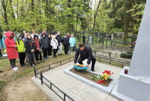 РАБОТНИКИ И УЧАЩИЕСЯ УЧРЕЖДЕНИЯ ПОЧТИЛИ ПАМЯТЬ И ВОЗЛОЖИЛИ ЦВЕТЫ К МОГИЛЕ НЕИЗВЕСТНОГО СОЛДАТА 2023 (4)