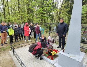 РАБОТНИКИ И УЧАЩИЕСЯ УЧРЕЖДЕНИЯ ПОЧТИЛИ ПАМЯТЬ И ВОЗЛОЖИЛИ ЦВЕТЫ К МОГИЛЕ НЕИЗВЕСТНОГО СОЛДАТА 2023 (5)