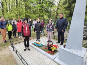 РАБОТНИКИ И УЧАЩИЕСЯ УЧРЕЖДЕНИЯ ПОЧТИЛИ ПАМЯТЬ И ВОЗЛОЖИЛИ ЦВЕТЫ К МОГИЛЕ НЕИЗВЕСТНОГО СОЛДАТА 2023 (6)