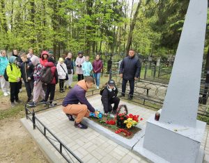 РАБОТНИКИ И УЧАЩИЕСЯ УЧРЕЖДЕНИЯ ПОЧТИЛИ ПАМЯТЬ И ВОЗЛОЖИЛИ ЦВЕТЫ К МОГИЛЕ НЕИЗВЕСТНОГО СОЛДАТА 2023 (7)