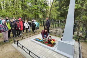 РАБОТНИКИ И УЧАЩИЕСЯ УЧРЕЖДЕНИЯ ПОЧТИЛИ ПАМЯТЬ И ВОЗЛОЖИЛИ ЦВЕТЫ К МОГИЛЕ НЕИЗВЕСТНОГО СОЛДАТА 2023 (8)