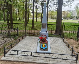 РАБОТНИКИ И УЧАЩИЕСЯ УЧРЕЖДЕНИЯ ПОЧТИЛИ ПАМЯТЬ И ВОЗЛОЖИЛИ ЦВЕТЫ К МОГИЛЕ НЕИЗВЕСТНОГО СОЛДАТА 2023 (9)