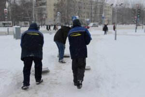 На протяжении 4 дней велась усиленная работа по чистке снега на прилегающей территории Дворца гимнастики 2016 (11)