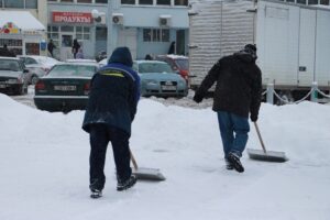 На протяжении 4 дней велась усиленная работа по чистке снега на прилегающей территории Дворца гимнастики 2016 (3)