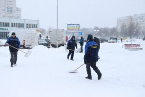На протяжении 4 дней велась усиленная работа по чистке снега на прилегающей территории Дворца гимнастики 2016 (6)