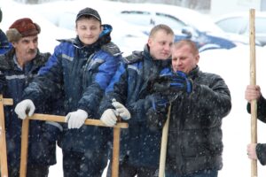 На протяжении 4 дней велась усиленная работа по чистке снега на прилегающей территории Дворца гимнастики 2016 (9)