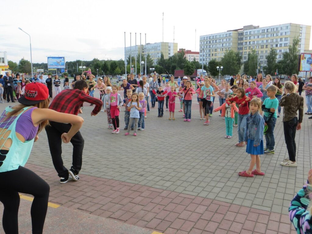 "Уроки танцев не на паркете, а на асфальте!"-любой желающий теперь может бесплатно поучиться хип-хопу и локингу прямо на улице.