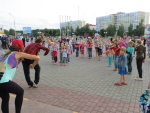 Уроки танцев не на паркете, а на асфальте!-любой желающий теперь может бесплатно поучиться хип-хопу и локингу прямо на улице 2015